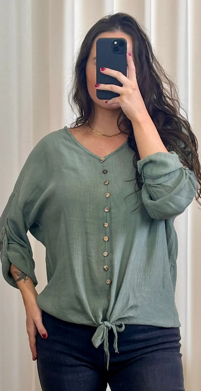 Mari bluse med knapper og bindedetalje khaki LikeLondon