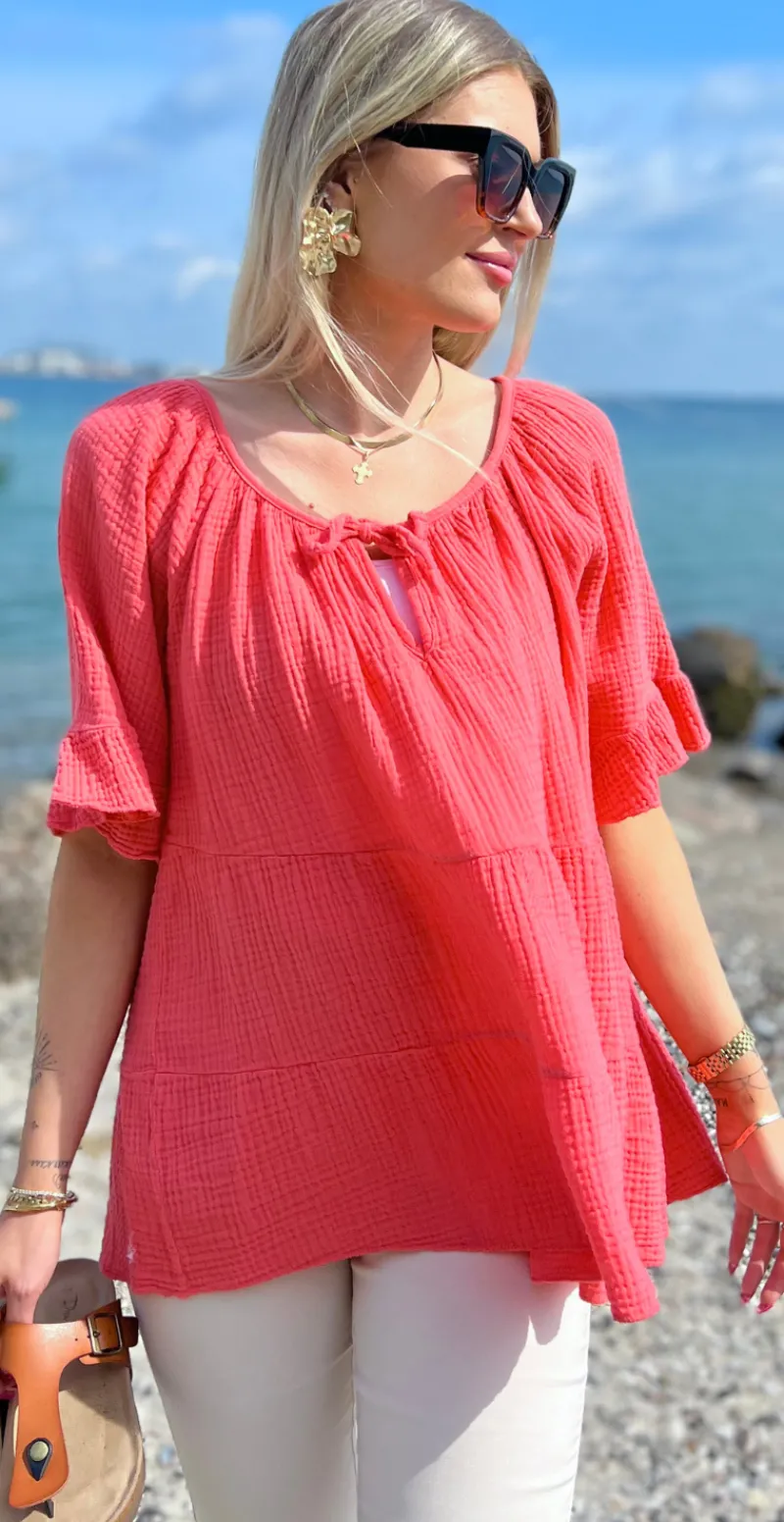 Marilyn bluse med bred halsudskæring og bindebånd koral LikeLondon