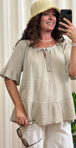 Marilyn bluse med bred halsudskæring og bindebånd beige LikeLondon