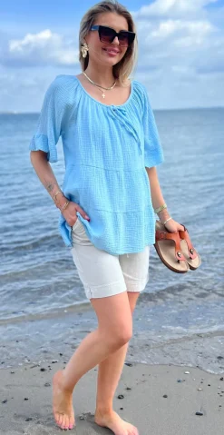 Marilyn bluse med bred halsudskæring og bindebånd sky LikeLondon