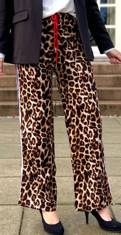 Marina bukser med leoprint og stribe langs siden rød LikeLondon