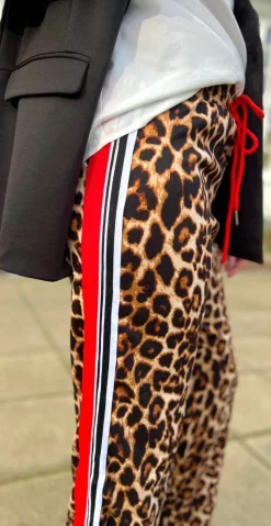 Marina bukser med leoprint og stribe langs siden rød LikeLondon