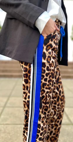 Marina bukser med leoprint og stribe langs siden blå LikeLondon