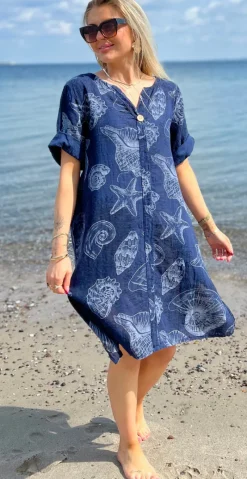 Marissa kjole med træknap og print af muslingeskaller navy LikeLondon