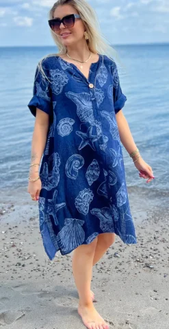 Marissa kjole med træknap og print af muslingeskaller navy LikeLondon