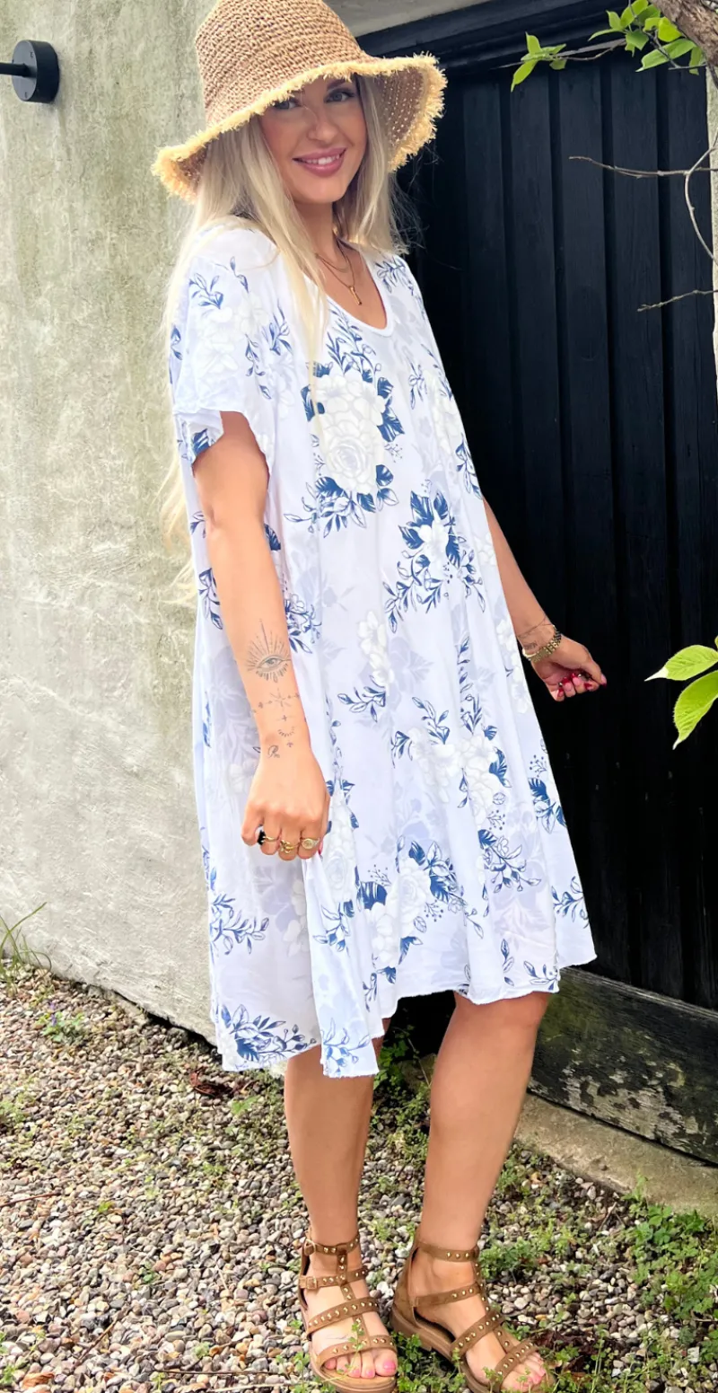 Maureen kjole med vidde og blomsterprint hvid LikeLondon