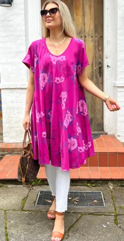 Maureen kjole med vidde og blomsterprint fuchsia LikeLondon