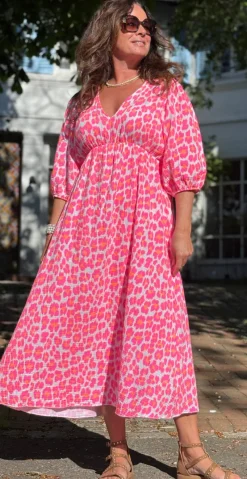 Maya kjole med v-hals og leopardprint pink LikeLondon
