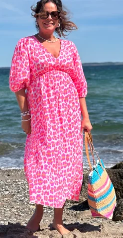 Maya kjole med v-hals og leopardprint pink LikeLondon