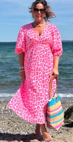 Maya kjole med v-hals og leopardprint pink LikeLondon