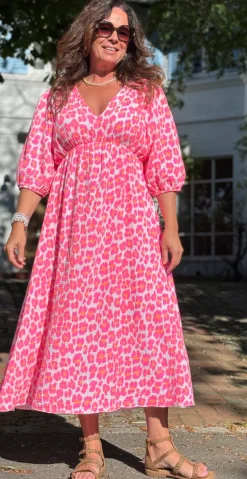 Maya kjole med v-hals og leopardprint pink LikeLondon