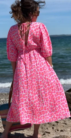 Maya kjole med v-hals og leopardprint pink LikeLondon