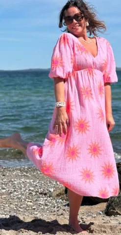 Maya kjole med v-hals og sole rosa LikeLondon