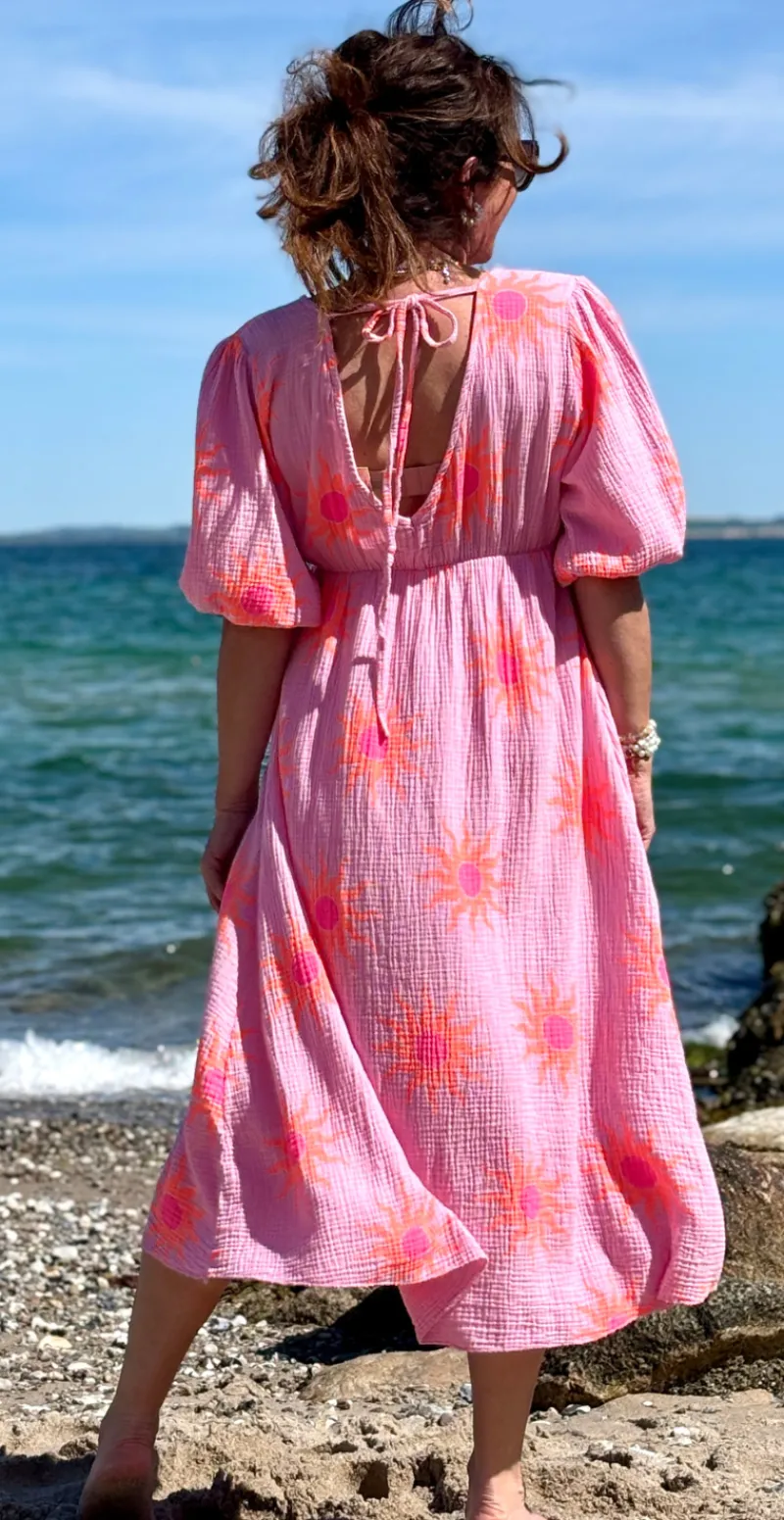 Maya kjole med v-hals og sole rosa LikeLondon