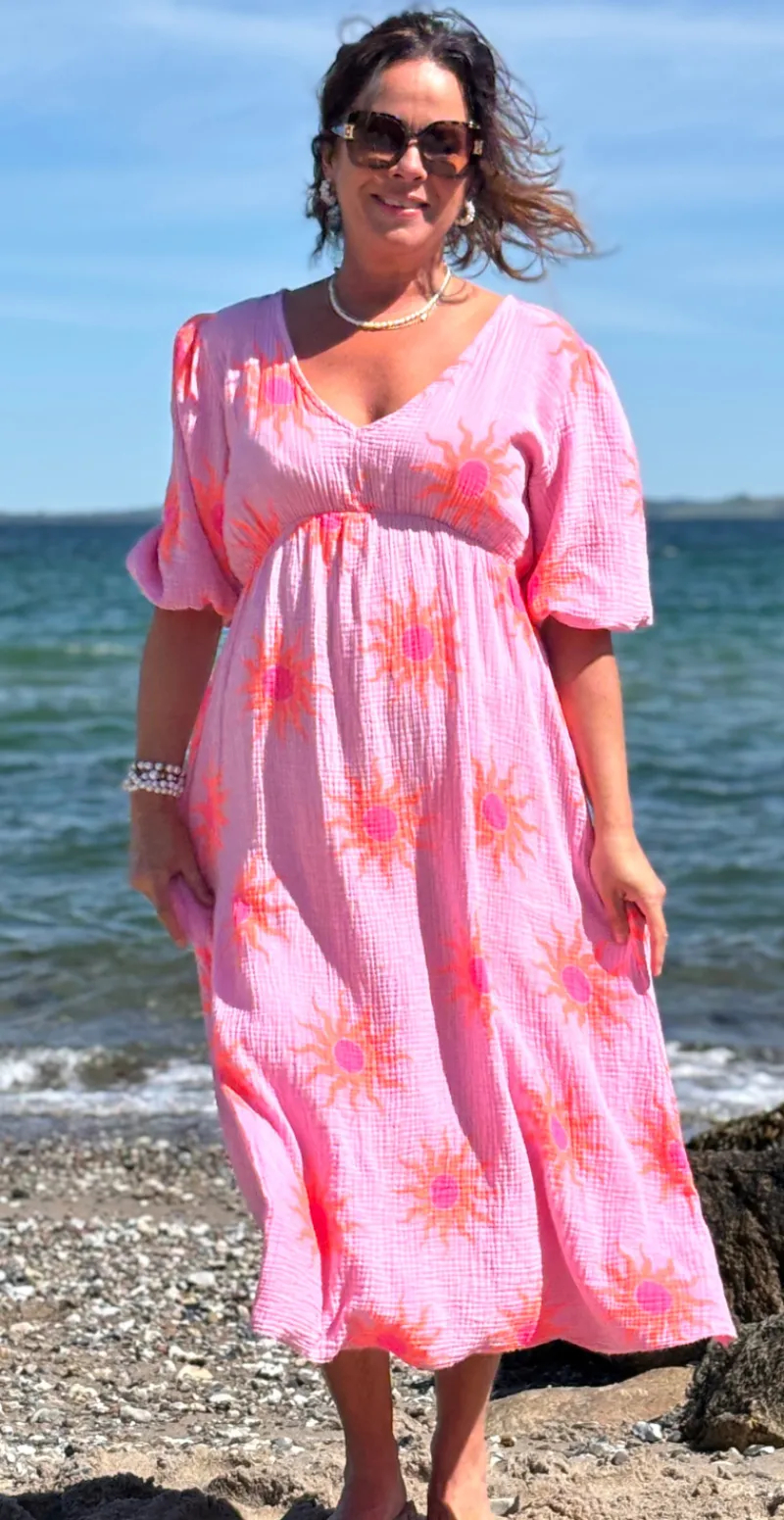 Maya kjole med v-hals og sole rosa LikeLondon