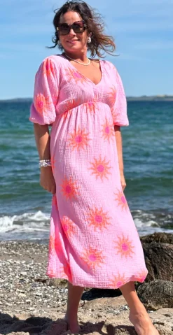 Maya kjole med v-hals og sole rosa LikeLondon
