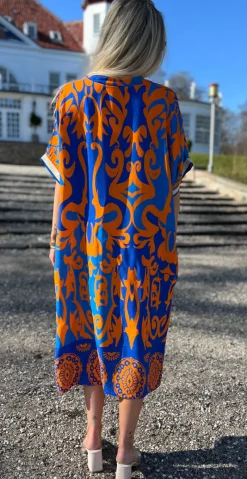 Melia kjole med mønster royalblue/orange LikeLondon