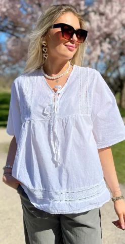 Mindy bluse med broderede detaljer og bindebånd hvid LikeLondon