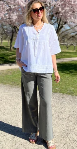 Mindy bluse med broderede detaljer og bindebånd hvid LikeLondon