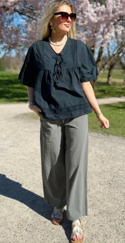 Mindy bluse med broderede detaljer og bindebånd sort LikeLondon
