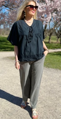 Mindy bluse med broderede detaljer og bindebånd sort LikeLondon