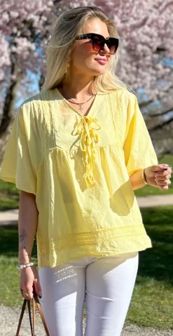 Mindy bluse med broderede detaljer og bindebånd gul LikeLondon