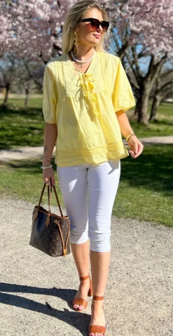 Mindy bluse med broderede detaljer og bindebånd gul LikeLondon