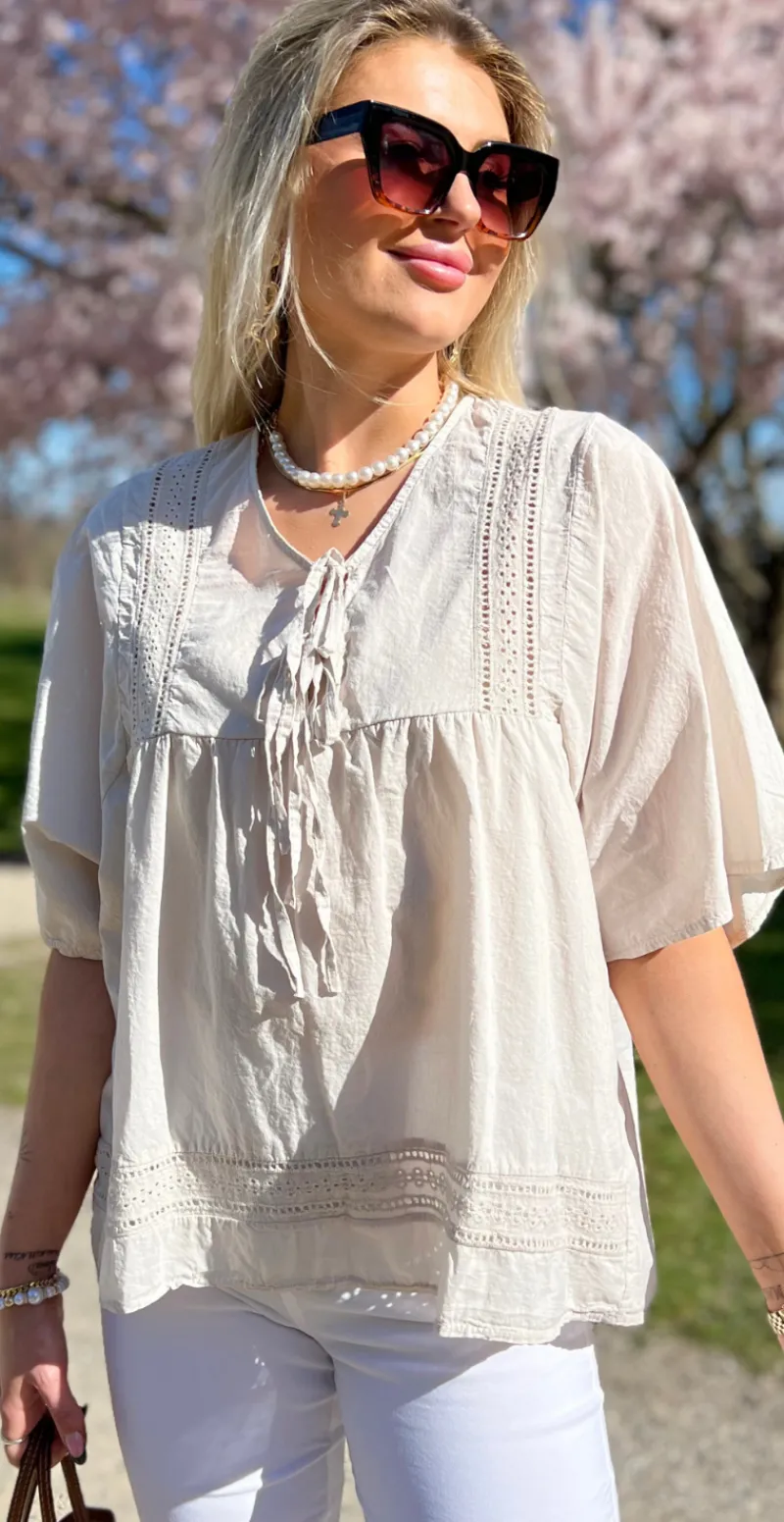 Mindy bluse med broderede detaljer og bindebånd beige LikeLondon