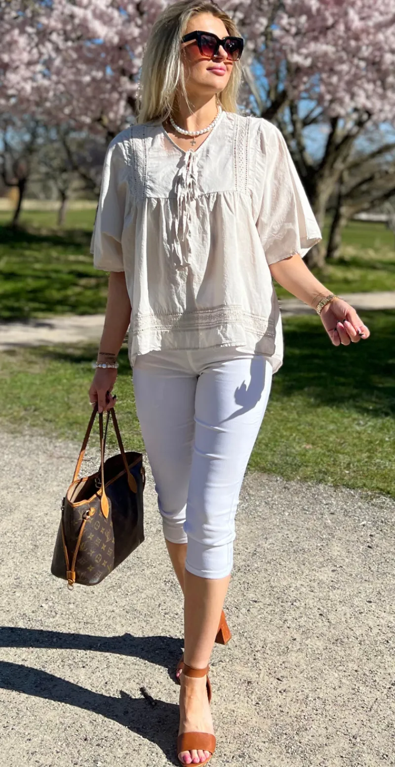 Mindy bluse med broderede detaljer og bindebånd beige LikeLondon