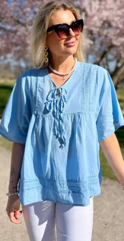 Mindy bluse med broderede detaljer og bindebånd lysblå LikeLondon