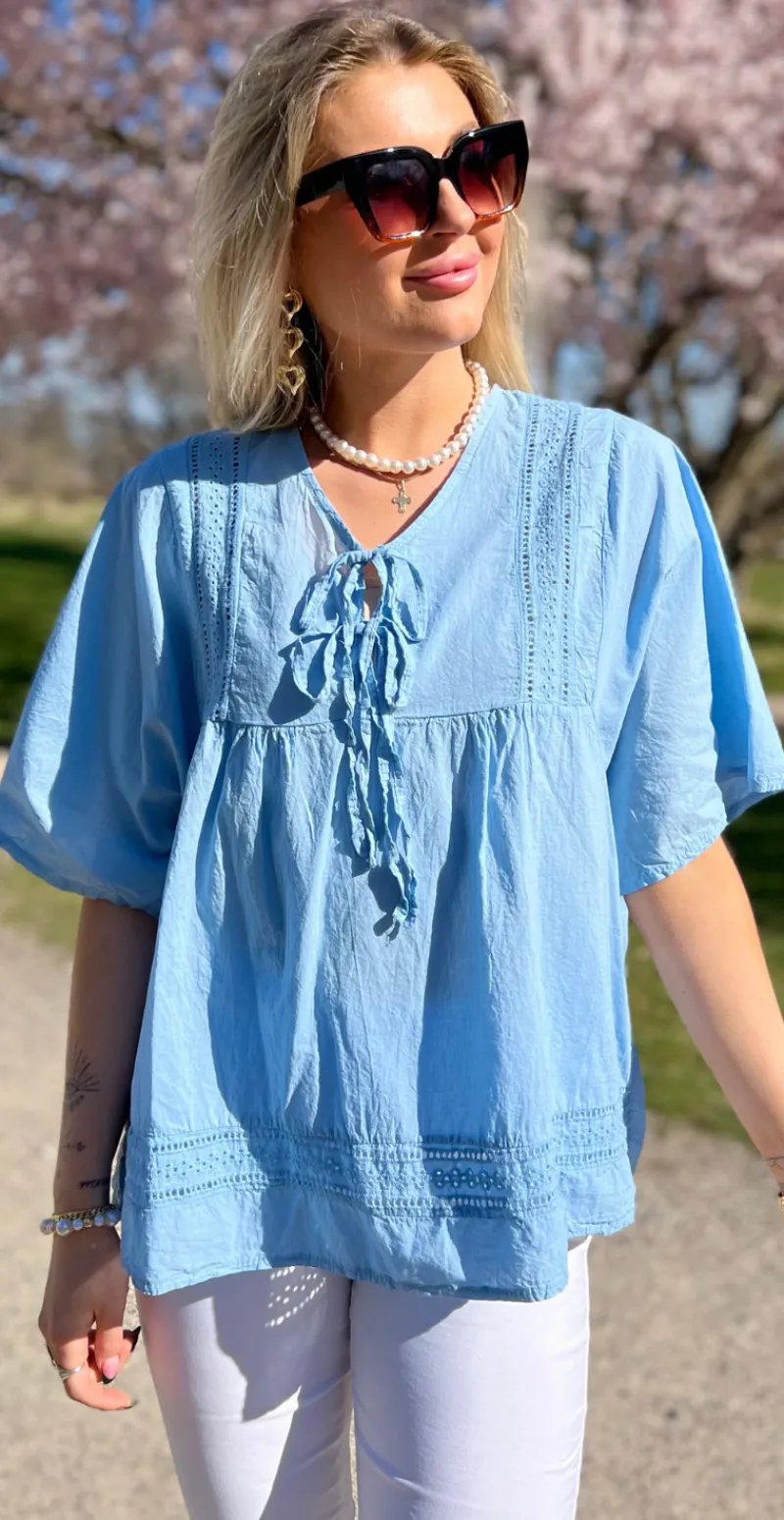 Mindy bluse med broderede detaljer og bindebånd lysblå LikeLondon