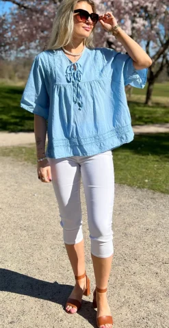 Mindy bluse med broderede detaljer og bindebånd lysblå LikeLondon