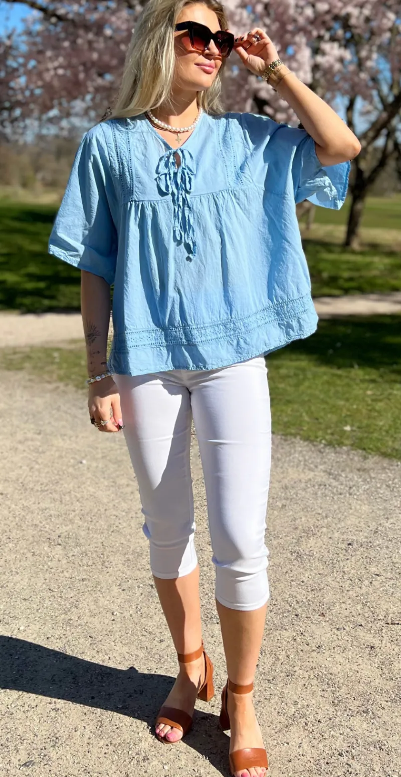 Mindy bluse med broderede detaljer og bindebånd lysblå LikeLondon