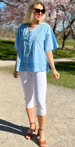 Mindy bluse med broderede detaljer og bindebånd lysblå LikeLondon