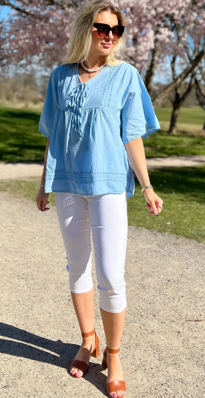 Mindy bluse med broderede detaljer og bindebånd lysblå LikeLondon