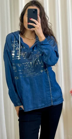 Mira bluse med hætte og tekst mørk denim LikeLondon