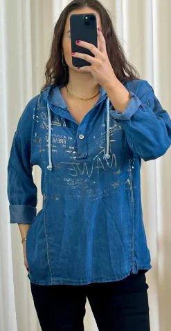 Mira bluse med hætte og tekst lys denim LikeLondon