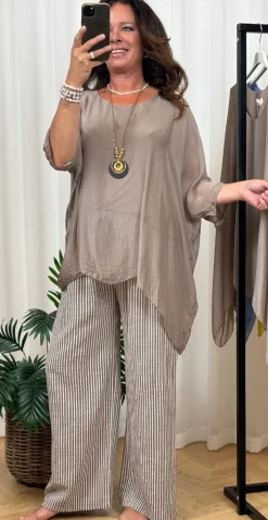 Miranda silke bluse i to lag med flagermuseærmer taupe LikeLondon
