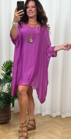 Miranda silke kjole i to lag med flagermuseærmer magenta LikeLondon