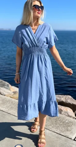 Nadia kjole med elastik i taljen og slå-om effekt denim LikeLondon