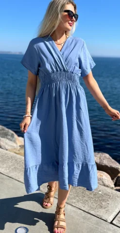 Nadia kjole med elastik i taljen og slå-om effekt denim LikeLondon