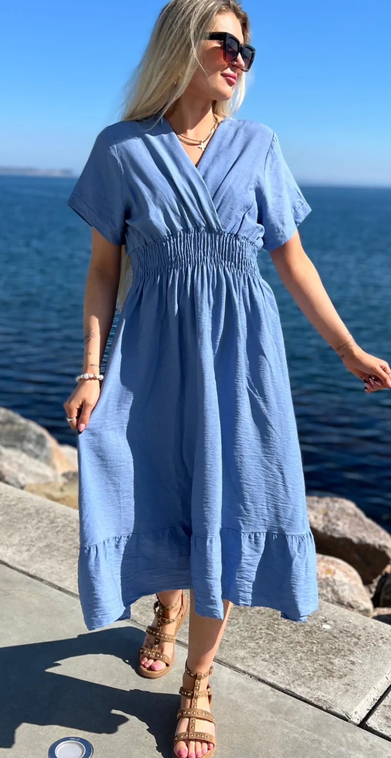 Nadia kjole med elastik i taljen og slå-om effekt denim LikeLondon
