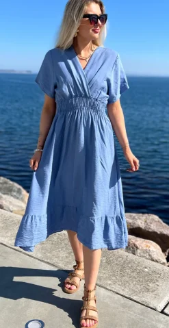 Nadia kjole med elastik i taljen og slå-om effekt denim LikeLondon