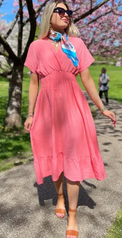 Nadia kjole med elastik i taljen og slå-om effekt koral LikeLondon