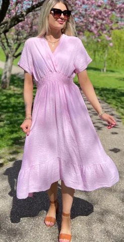 Nadia kjole med elastik i taljen og slå-om effekt rosa LikeLondon