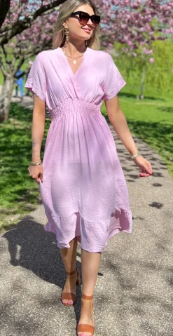 Nadia kjole med elastik i taljen og slå-om effekt rosa LikeLondon