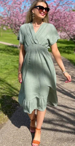 Nadia kjole med elastik i taljen og slå-om effekt khaki LikeLondon