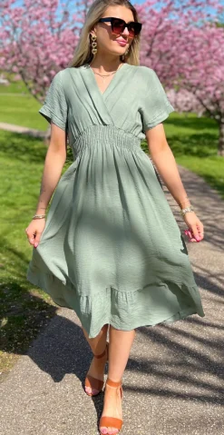 Nadia kjole med elastik i taljen og slå-om effekt khaki LikeLondon