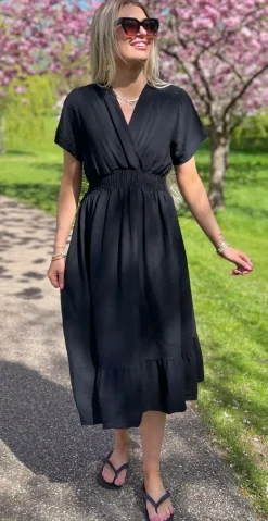 Nadia kjole med elastik i taljen og slå-om effekt sort LikeLondon