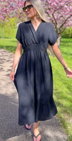 Nadia kjole med elastik i taljen og slå-om effekt sort LikeLondon